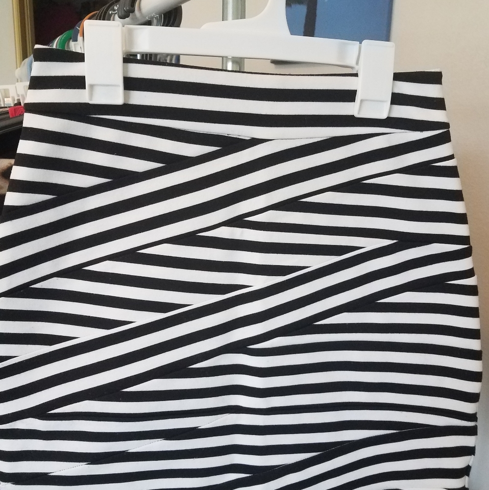 Express black & white skirt